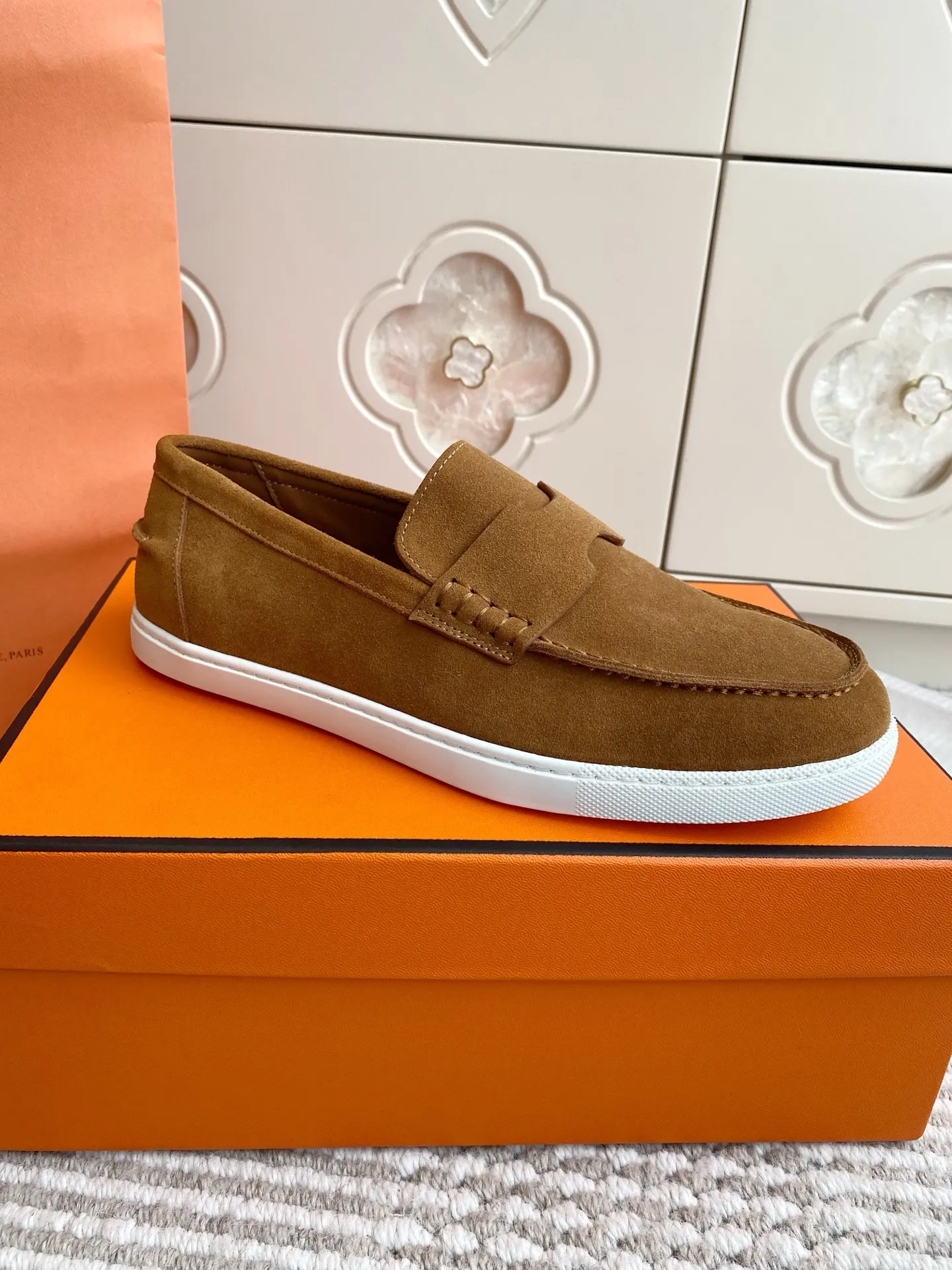 p560✨Hermes Couple Loafers｜Walking in the urban high-end, easily wearing Hermès temperament✨Who says luxury and comfort can’t have both?  This pair of H’s classic loafers really does it!  ▪️"Customized imported Yangjing fabric" is soft and delicate ▪️"Full sheepskin lining" + "soft-soled shoes" design. Your feet will be healed the moment you put them on~ It's like stepping on clouds☁️You won't feel tired after walking all day!  The iconic "H" buckle is low-key and luxurious. It is matched with a rubber outsole. It is lightweight and stylish. Whether you are commuting or shopping, you can easily achieve casual urban style🏙 Can be worn by couples. Full range of sizes, girls 35-41 | boys 39-45. Wear them together when going out. Sweet and high-end💑 Original mold opening. Details are in place. Those who understand will be attracted at a glance ️❤️ #Hermès loafers #coupleshoes #lightweight and versatile shoes